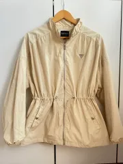 GUESS ウィンドブレーカー ジャケット ベージュ Mのサムネイル