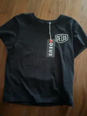 DEUS EX MACHINA ソウル カレッジ アドレス Tシャツ ブラックのサムネイル