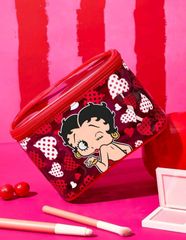 Betty Boop　ベティちゃん　ポーチ　赤　レッド　ビニールポーチ　バニティポーチ　コスメポーチ　メイクポーチ　化粧ポーチ　ベティブープ　ハート柄　可愛い　アメコミ　キャラクター　レトロ　ギフト　プレゼント　海外製品　雑貨