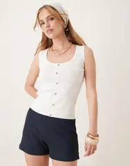 エイソス レディース トップス タンクトップ ニット ASOS DESIGN scoop necknitted top with gold buttons in cream クリームのサムネイル