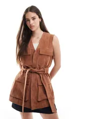 エイソス レディース アウター ジャケット・ブルゾン ベスト スエード ASOS DESIGN premium suede trucker belted vest in tan Tan タンのサムネイル