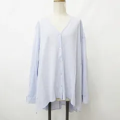 エミ emmi ブラウス 長袖 Vネック 前ボタン開き オーバーサイズ スリット リボン テールカット ブルー ライトブルー Fのサムネイル