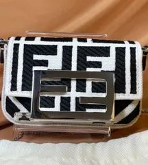 FENDI フェンディ ナノ バゲット チェーンショルダー FF柄 キャンバス ホワイト ブラック ABランクのサムネイル