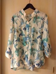 M24 natural mist Class ナチュラルミストクラス バンドカラーのふんわり薄手ブラウス エレガントな花柄 はおりものとしても◎ エアリー感のサムネイル