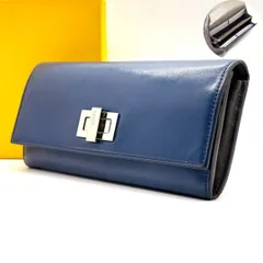 【凛としたネイビーに心奪われる】　FENDI　長財布 ターンロック ピーカブー コンチネンタルウォレット レザー 12カード　ネイビーのサムネイル
