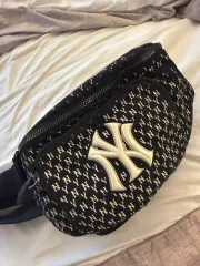 MLB ニューヨーク・ヤンキース ロゴ パータン ヒップバッグのサムネイル