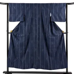 結城紬 身丈151cm 裄丈63cm S 袷 本場結城紬 証紙 縞 亀甲絣 紺色 正絹 逸品 【中古】のサムネイル