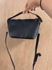 黒いバッグのサムネイル