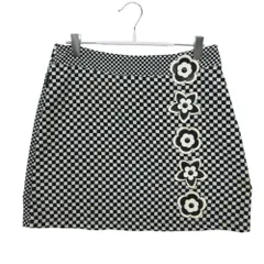 MOSCHINO モスキーノ スカート チェッカー チェック柄 フラワーレザーパッチ ミニ 台形 ブラック 42【L】 レディース 【中古】のサムネイル