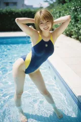 イエローが映える笑顔｜AIフォトポスター A4｜MRS-000901