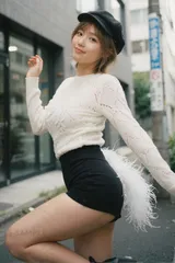 白ニット×黒ショートパンツの街角美人｜AIフォトポスター A4｜MRS-001223