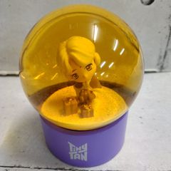 TAKA158-11 ◇ 硝子 TINY TAN タイニー タン ｢BTS Tiny TAN 公式 グッズ ジミン JIMIN 台座付き 球体スノードーム ｣ スノードーム:オレンジ 台座:パープル 割れ物
