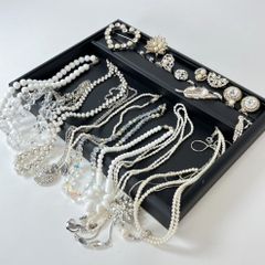 White crystal-like faux pearls, imitation, with silver stamp, necklaces, brooches, earrings, rings, and other accessories. 28 pieces, approximately 338g, assorted set. "0EL"