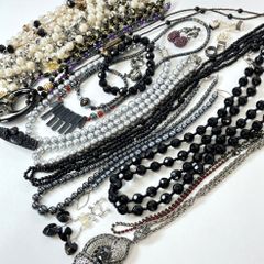 Black imitation faux pearl necklace, brooch, earrings, bracelet, and other accessories. Vintage jewelry set of 22 pieces, approximately 667g. (0EL)