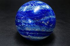 【新品】    天然石（原石） ★新入荷100％天然30Aラピスラズリ丸玉★超巨大台付き4.9kｇ★160ｍｍ 26100643 