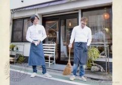 【中古】生写真(男性) 安元洋貴・細谷佳正/横型・全身・衣装白・デニム・エプロン・眼鏡・安本右手箒・左手ポケット/DVD「大天才軍師2018」イベント会場予約特典ブロマイド