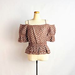 Off-shoulder blouse top, brown, circle pattern, shirred design, Meubles de Monde, size M, women's summer clothing, cute, stylish, ladies' clothing.