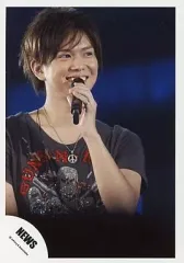 【中古】生写真(ジャニーズ) NEWS/加藤シゲアキ/ライブフォト・上半身・衣装紺・左手マイク/公式生写真