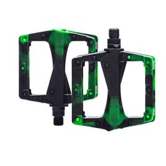 Brand new, resin bicycle pedals, left and right set, with reflectors, lightweight, and non-slip. Suitable for mountain bikes, road bikes, and city bikes. (Green and black camouflage pattern)