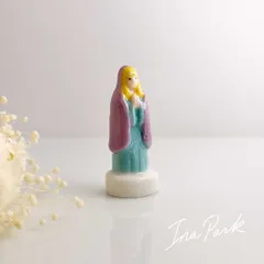 ※気泡あり　フードをかぶった祈る女性　フェーブ　フェーヴ　フランス製　ミニチュア　陶器　雑貨
