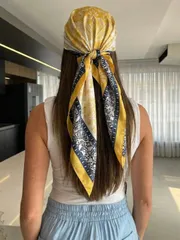 アクセサリー レディース スカーフ バンダナ スクエアスカーフ 1枚 レディース大判 90cm イエロー&ホワイト ペイズリー柄 サテンスカーフ、シルキーな肌触り、ヘアバンドやネッカチーフとしても使用可、ドレスコーディネート、休暇、旅行に最適