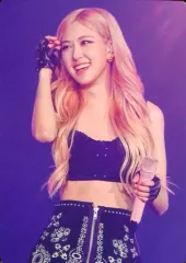 【中古】コレクションカード(女性) BLACKPINK/ロゼ(ROSE)/ライブフォト・上半身・衣装黒・右手額・左手マイク・目線左・背景紫/大阪(2)/DVD・BD「2019-2020 WORLD TOUR IN YOUR AREA-TOKYO DOME- [