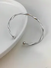 ジュエリー レディース ブレスレット バングル 1個 シンプルで流れる波模様がおしゃれなオープンバングルブレスレット、女性の普段使い、お祭り、パーティーに適しています