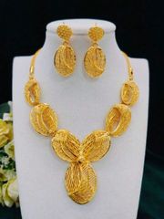 Ladies' Jewelry Set: 1 Necklace & 1 Pair of Earrings - Fashionable Gold Flower Jewelry Set (2 Pieces) - Suitable for Europe, America, Africa, the Middle East, Dubai, Saudi Arabia, Weddings, Parties, Dates, and Dress Accessories.