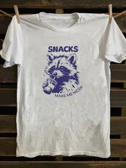 新品 送料無料 SNACKS MAKE ME NICER T シャツ タヌキイラスト 飲み物プリント ユーモア 可愛い系 レトログラフィック ストリート半袖