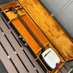 中古★津軽三味線 紅木 丸打胴 一本樋 中棹 ハードケース付き★ 中古☆津軽三味線 紅木 丸打胴 一本樋 中棹 ハードケース付き☆ - メルカリ