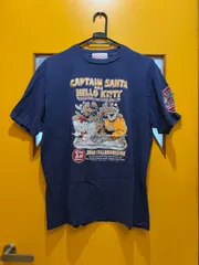 【C2-28】△ Captain Santa & Hello Kity　Mサイズ　キャプテンサンタ＆ハローキティ コラボレーション 2002　半袖Tシャツ　紺色　プリント柄のサムネイル
