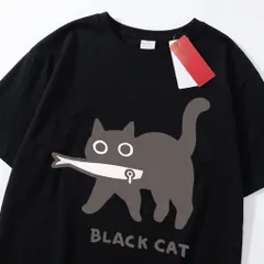 猫好き必見！まん丸お目めの黒猫が魚をくわえるゆるかわイラスト 魚に鍵穴のユニークな仕掛け 「BLACK CAT」ロゴ付き癒やしシンプルデザイン プリントTシャツ ホワイト・ブラック全2色 新品 送料込 メンズ レディース 男女兼用