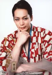 【中古】生写真(男性) 磯貝龍虎/上半身・衣装赤・右手顎・左手袂・背景白/舞台「ハンサム落語 第九幕」ブロマイドB