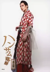 【中古】生写真(男性) 磯貝龍虎/全身・衣装赤・左向き・両手下・背景白/舞台「ハンサム落語 第九幕」ブロマイドB