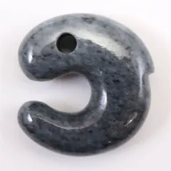 糸魚川翡翠  ヒスイ 黒 30mm飛龍勾玉 ディレクトリカード付 15.6g 【榎本通商69584】