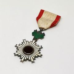 明治勲章 勲六等単光旭日章 勲章 ミリタリー ミリタリーグッズ 旧日本軍 送料無料】 旧日本軍 陸軍 海軍 勲章 記章 勲六等単光旭日章 略綬 銀字