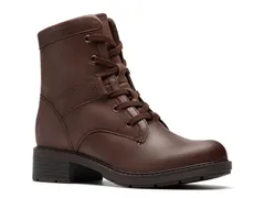 クラークス レディース シューズ ブーツ・レインブーツ Clarks Hearth Parker Bootie Brown Leather ブラウン