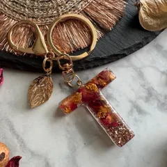 antique rose♡レジンイニシャルキーホルダー　T