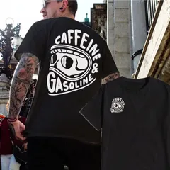 カフェ好き・バイカー必見！胸元ワンポイント＋背中大型の両面プリント 「CAFFEINE & GASOLINE」ヘルメットバッジ アメリカンヴィンテージ レトロバイク風 プリントTシャツ ホワイト・ブラック全2色 新品 送料込 メンズ レディース 男女兼用