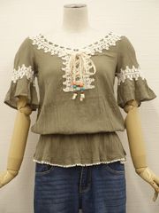 美品 セシルマクビー CECIL McBEE 五分袖 デザインネック プルオーバーブラウス M カーキ オフホワイト 花柄刺しゅう 中古