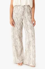 ハビチュアル レディース ボトムス デニムパンツ ワイドレッグ プリント ジーンズ Habitual Aiden Snakeskin Print Wide Leg Jeansnake Print