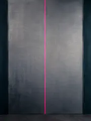 A2サイズ c574 現代アート 絵画 抽象画 メタリックシルバー 縦型 ピンクのライン入り 額装なし 縦長 インテリアパネル ウォールアート