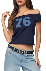 アディクテッド レディース トップス Tシャツ コットン グラフィック EDIKTED 76 Off the Shoulder Cotton Graphic TShirt NAVY ネイビー