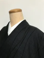 今だけ30％OFF/【中古】Sサイズ 紬 正絹 黒地によろけ縞文様
