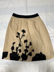【234006】TO BE CHIC トゥービーシック  フレアスカート　膝丈　ポリ　植物柄　三陽商会　日本製　サイズ40  ・ ベージュ