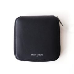 【並行輸入品】メゾンキツネ ラウンドジップ 二つ折り財布 メンズ ブラック 小銭入付 レザー財布 QU05701LR0072 P199 【2026春夏 新作】