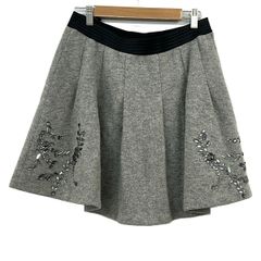 TO BE CHIC(トゥービーシック) ミニスカート レディース美品  - グレー ビジュー/ビーズ
