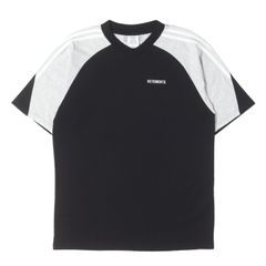 【新品同様】VETEMENTS ヴェトモン Tシャツ ブラック グレー XS 25AW 袖ライン ラグラン VネックTシャツ Cut-Up V-Neck T-shirt トップス カットソー 半袖【メンズ】【中古】