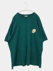 BIRTHDAY Tシャツ/カットソー グリーン 前面プリント バックプリント ミドル丈 半袖 クルーネック(丸首) メンズ レディース