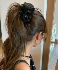 キラキラフリル リボンヘアバナナクリップ　ブラック